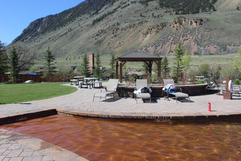 Bison Lodge - Lg Home - 2 Bedrooms - Less Than 5 Miles To Yellowstone North Entrance, Sleeps Up To 8 Гардінер Екстер'єр фото