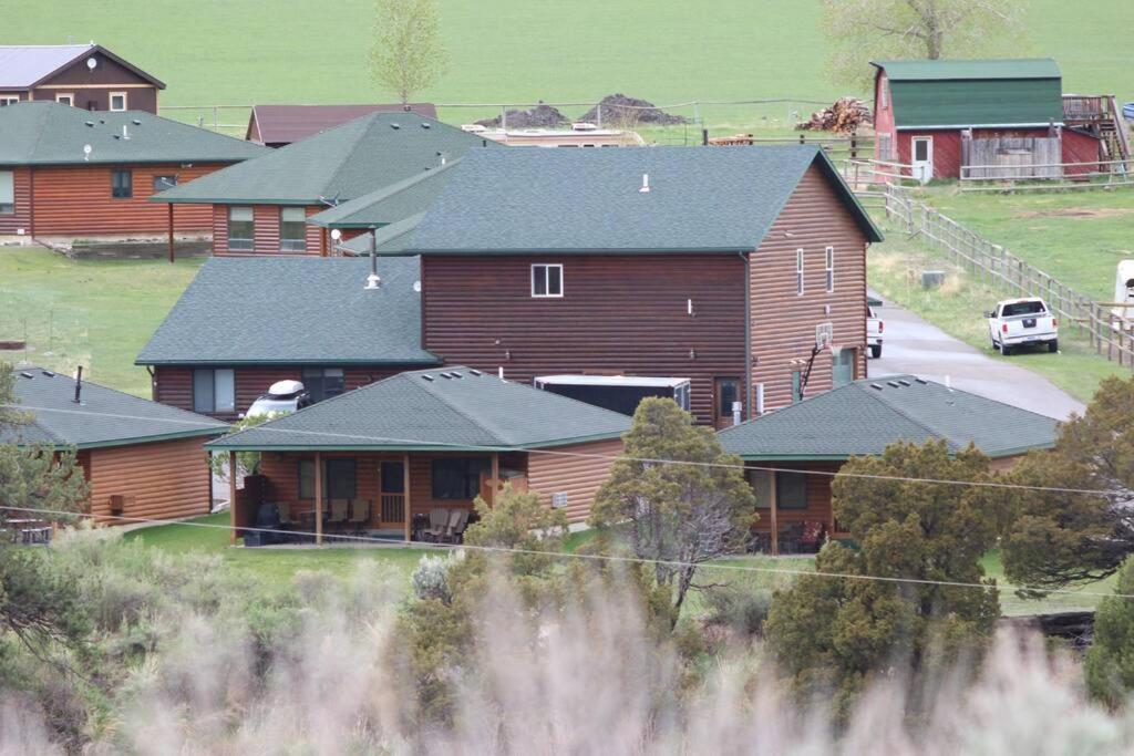 Bison Lodge - Lg Home - 2 Bedrooms - Less Than 5 Miles To Yellowstone North Entrance, Sleeps Up To 8 Гардінер Екстер'єр фото