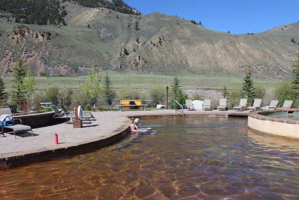 Bison Lodge - Lg Home - 2 Bedrooms - Less Than 5 Miles To Yellowstone North Entrance, Sleeps Up To 8 Гардінер Екстер'єр фото