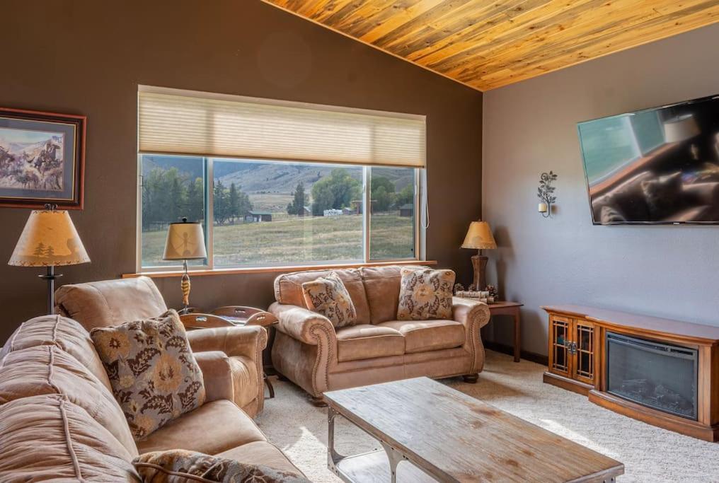 Bison Lodge - Lg Home - 2 Bedrooms - Less Than 5 Miles To Yellowstone North Entrance, Sleeps Up To 8 Гардінер Екстер'єр фото