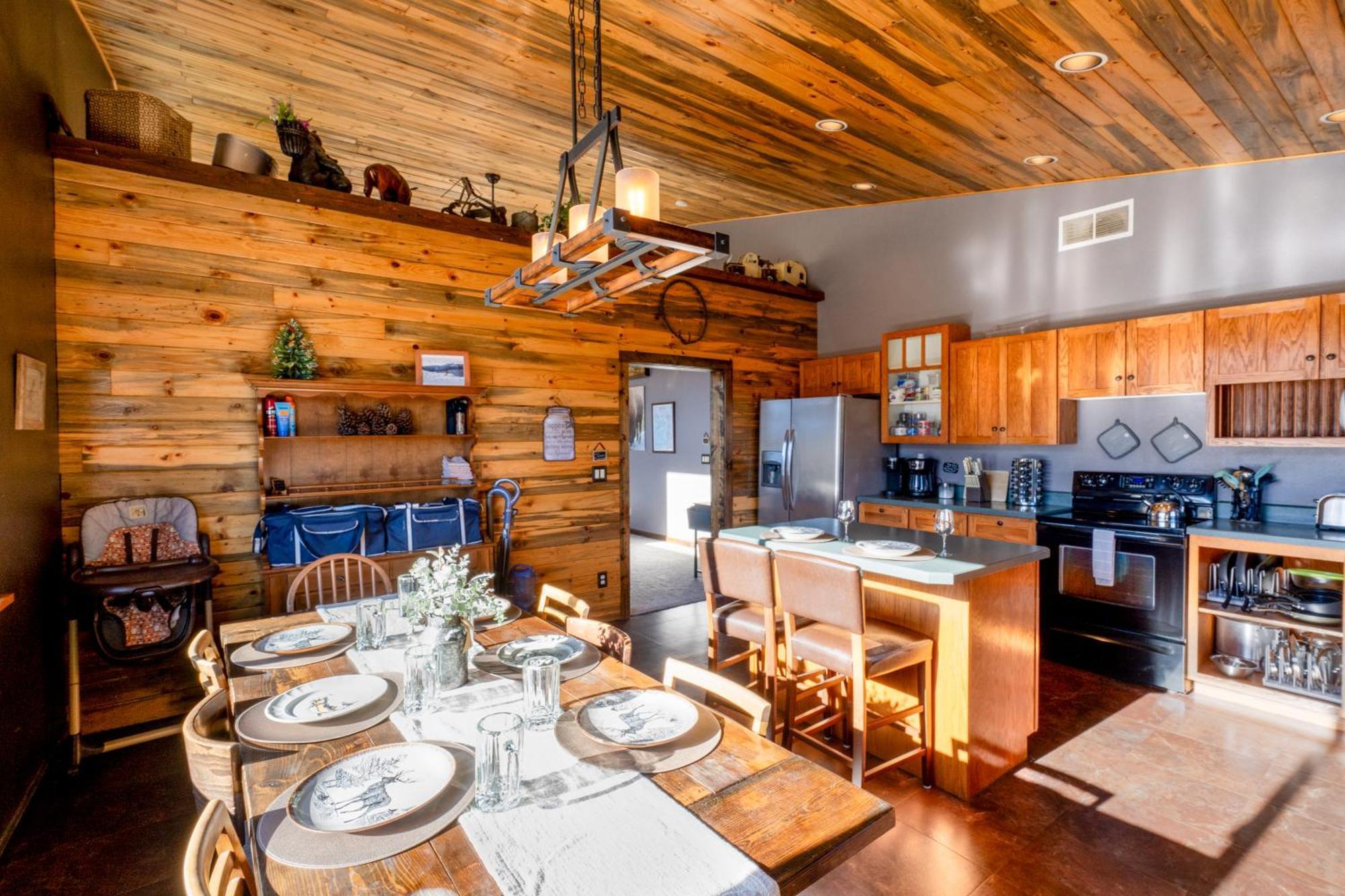 Bison Lodge - Lg Home - 2 Bedrooms - Less Than 5 Miles To Yellowstone North Entrance, Sleeps Up To 8 Гардінер Екстер'єр фото