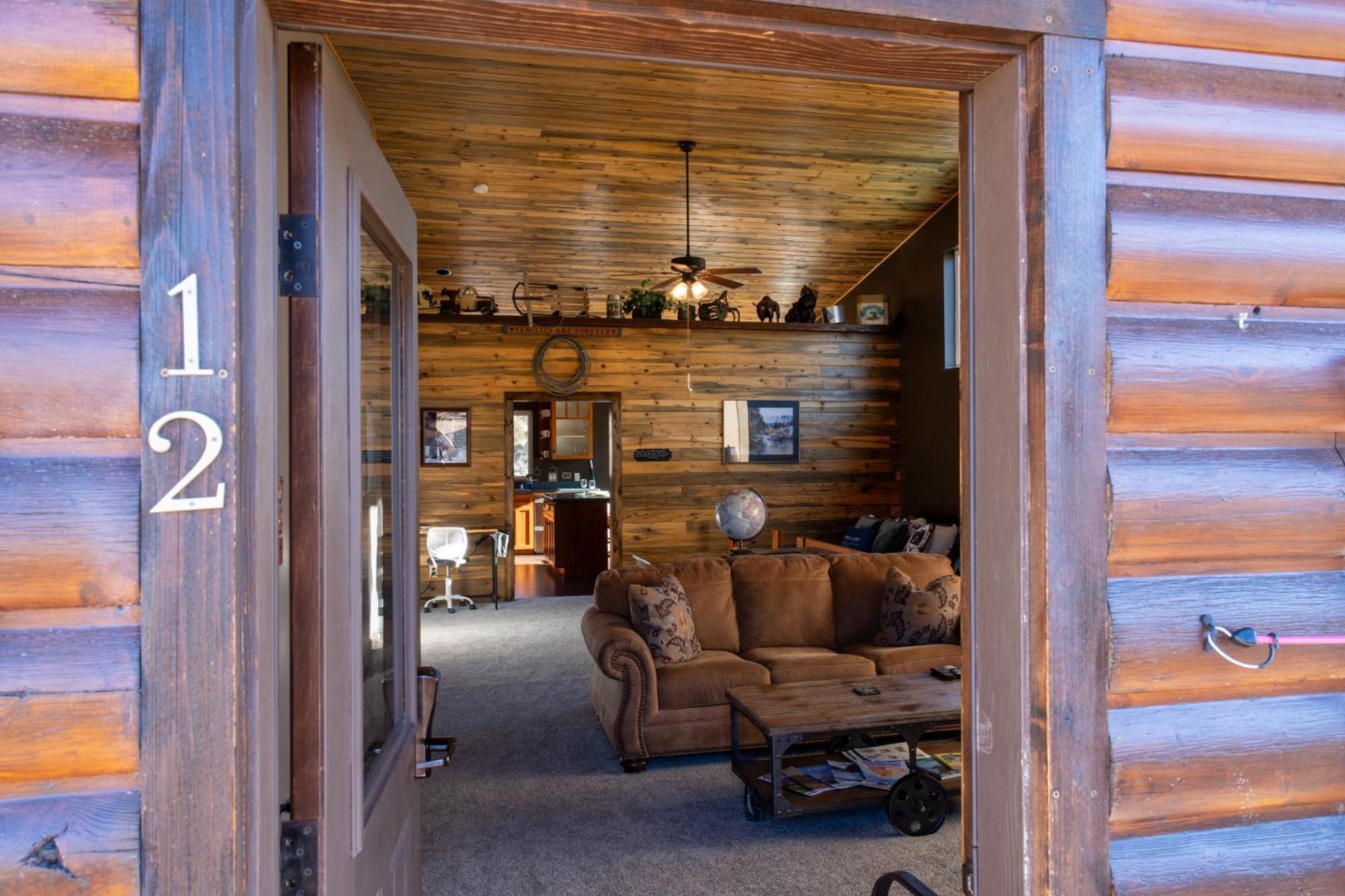 Bison Lodge - Lg Home - 2 Bedrooms - Less Than 5 Miles To Yellowstone North Entrance, Sleeps Up To 8 Гардінер Екстер'єр фото